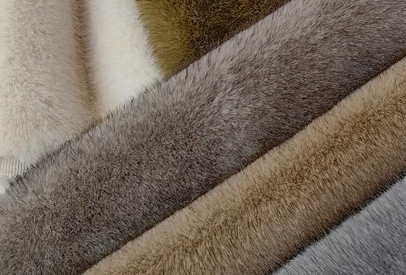 Tissu en fourrure de renard imitation cationique bicolore, 1200 mg x 185 cm Tissu en fourrure de renard imitation cationique bicolore, 1200 mg x 185 cm