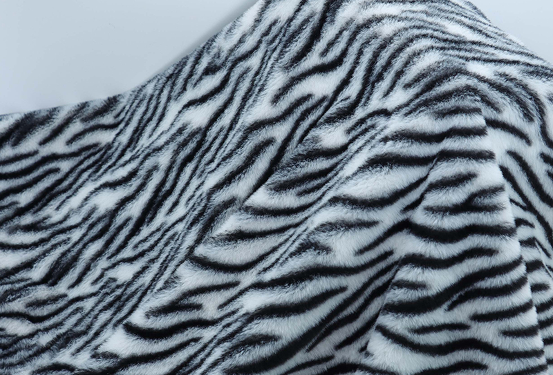 Tissu en peluche en fourrure de lapin imprimé tigre, 500 mg x 160 cm Tissu en peluche en fourrure de lapin imprimé tigre, 500 mg x 160 cm