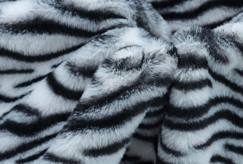 Tissu en peluche en fourrure de lapin imprimé tigre, 500 mg x 160 cm Tissu en peluche en fourrure de lapin imprimé tigre, 500 mg x 160 cm