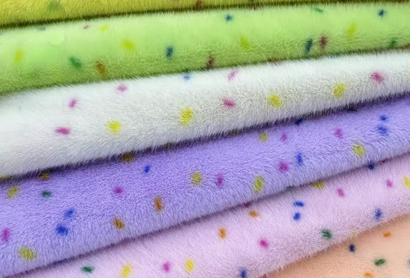 Imprimé imitation vison pur polyester à pois colorés